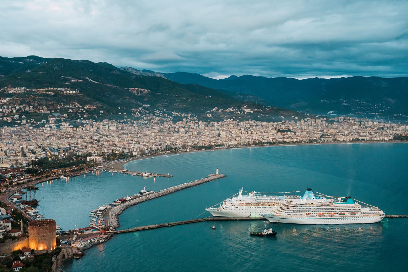 cruise-ships-entering-harbor-on-a-beautiful-day-in-EVXUN8C.jpg